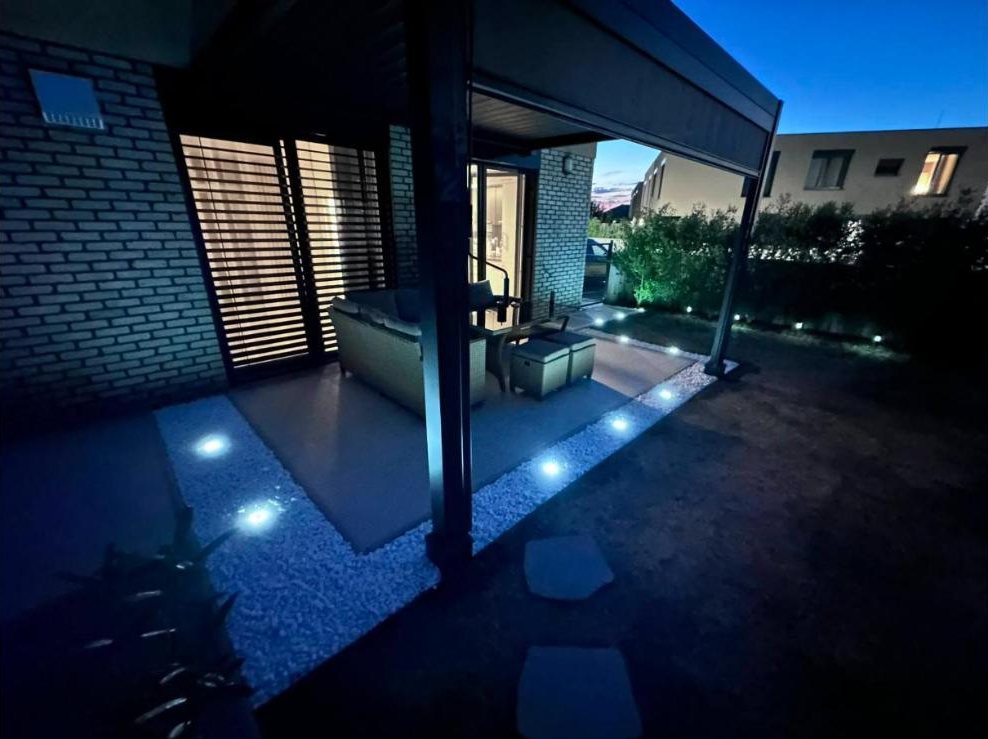 Pergola s osvetlením večer